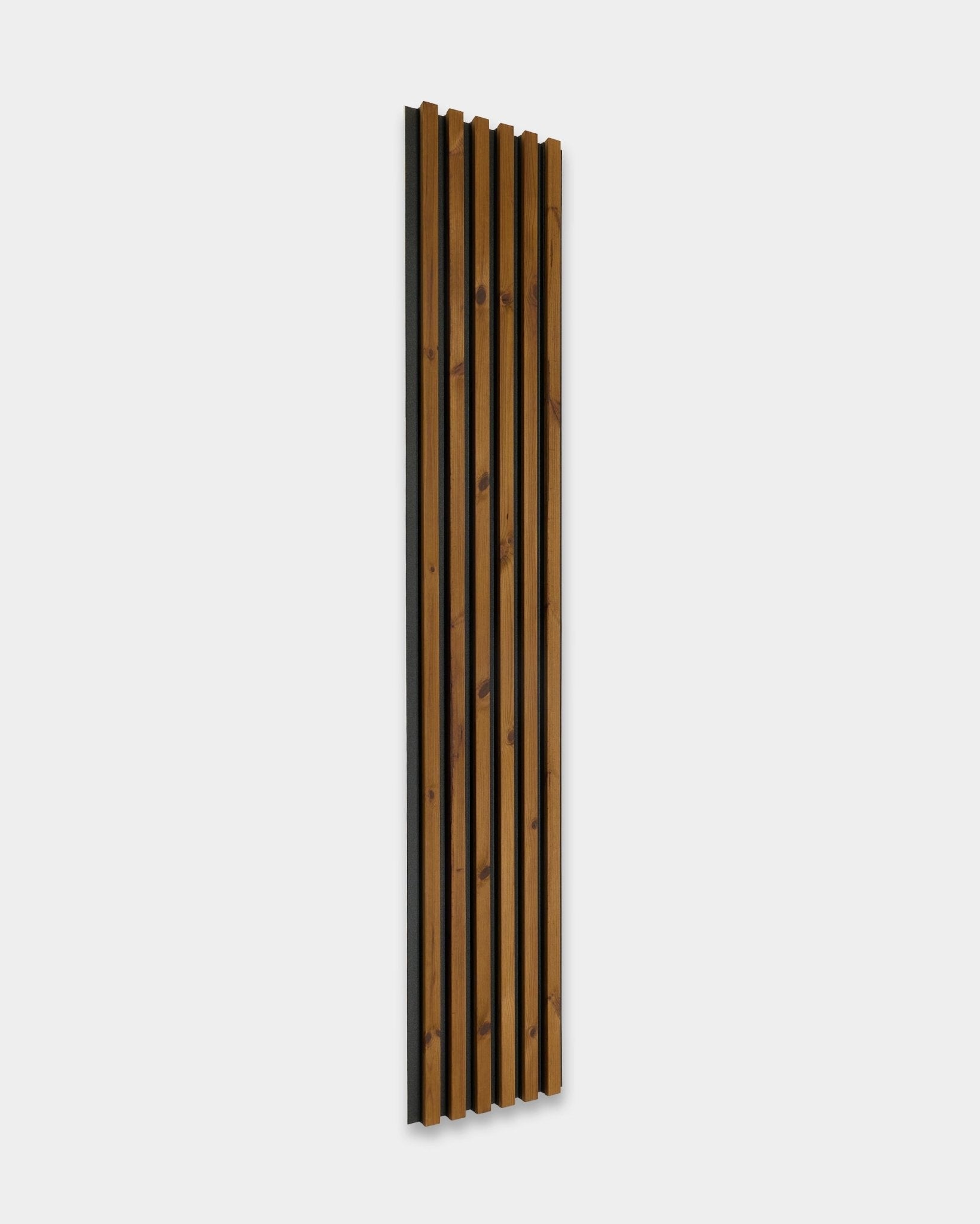 WoodUpp Aluwood fasadepanel i oljet brown, 240 x 45,1 cm, med varmebehandlede lameller i nordisk gran og en mørk akustisk bakside for utendørs bruk.
